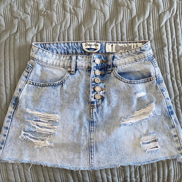 Selling a Jean skirt, size 1 - Picture 1 of 2